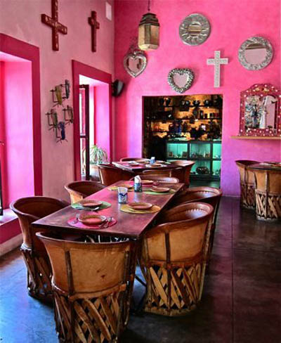 Ресторан в Мексике со стульями в этническом стиле.
